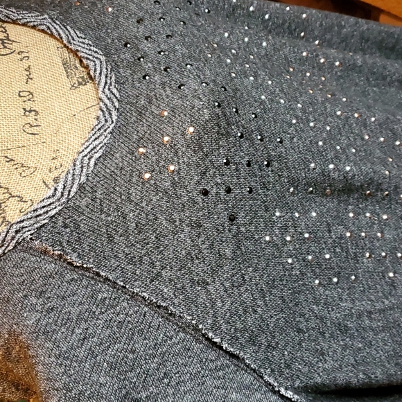 Maurices gray sweatshirt with black chevron print on edges size 1X - Picture 3 of 16